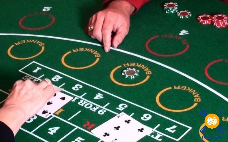 Luật chơi bài Baccarat quy định về cách chia các lá bài