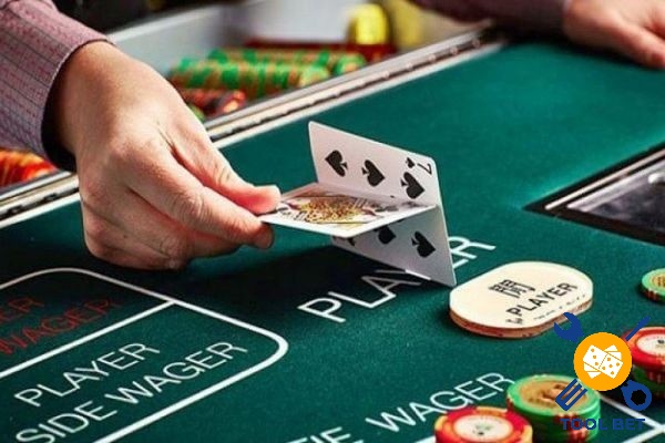 Luật Baccarat yêu cầu chi tiết từ số lượng bài phát ra và xác định thắng thua